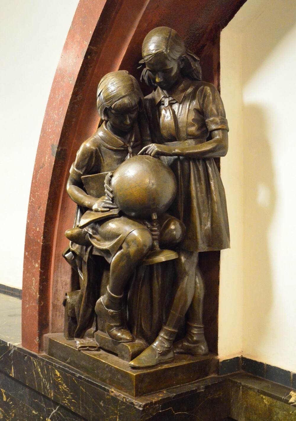 Как сложились судьбы героев скульптур станции метро Площадь Революции⁠⁠