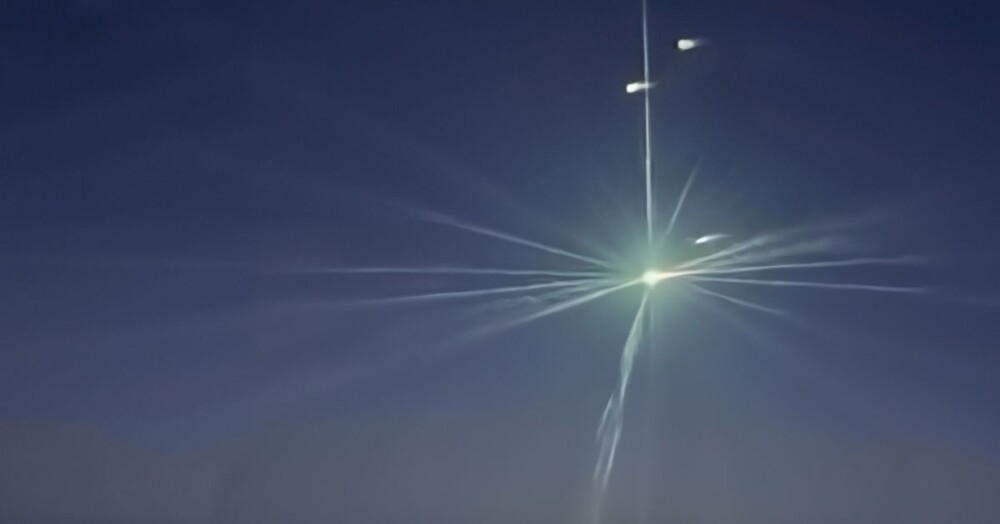 Бортпроводница запечатлела метеор с борта самолёта