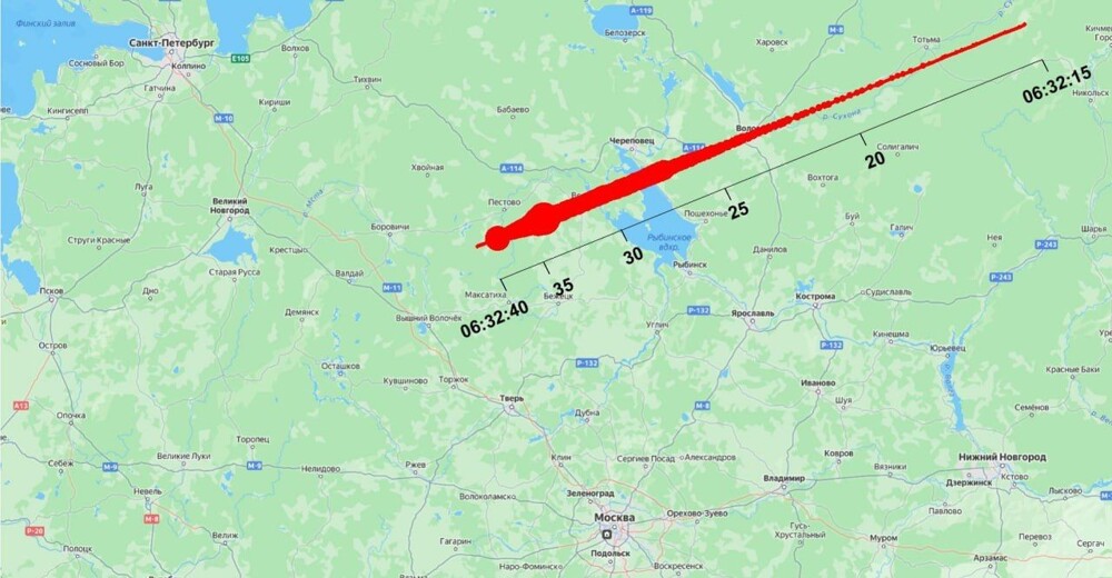 Бортпроводница запечатлела метеор с борта самолёта