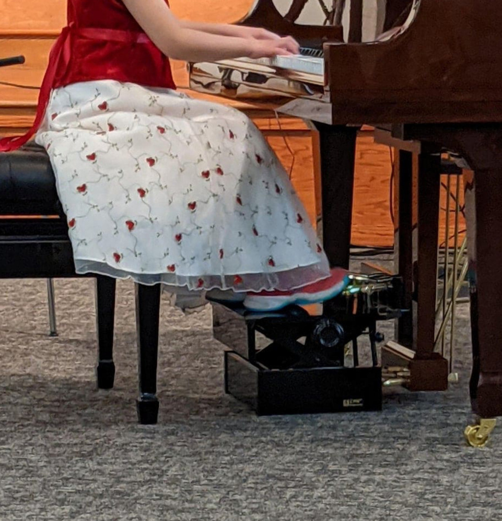 Тот случай, если ножки ребенка не достают до педалей пианино. Для этого есть специальный предмет