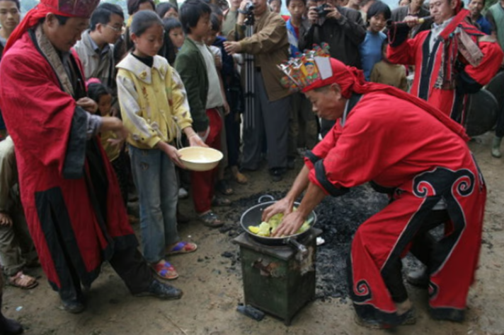 Суд по-китайски с помощью кипящего масла