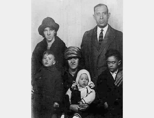 С женой и детьми