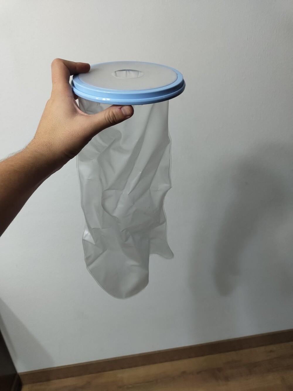 8. Плотный пластиковый пакет с крышкой, остался в квартире после арендатора