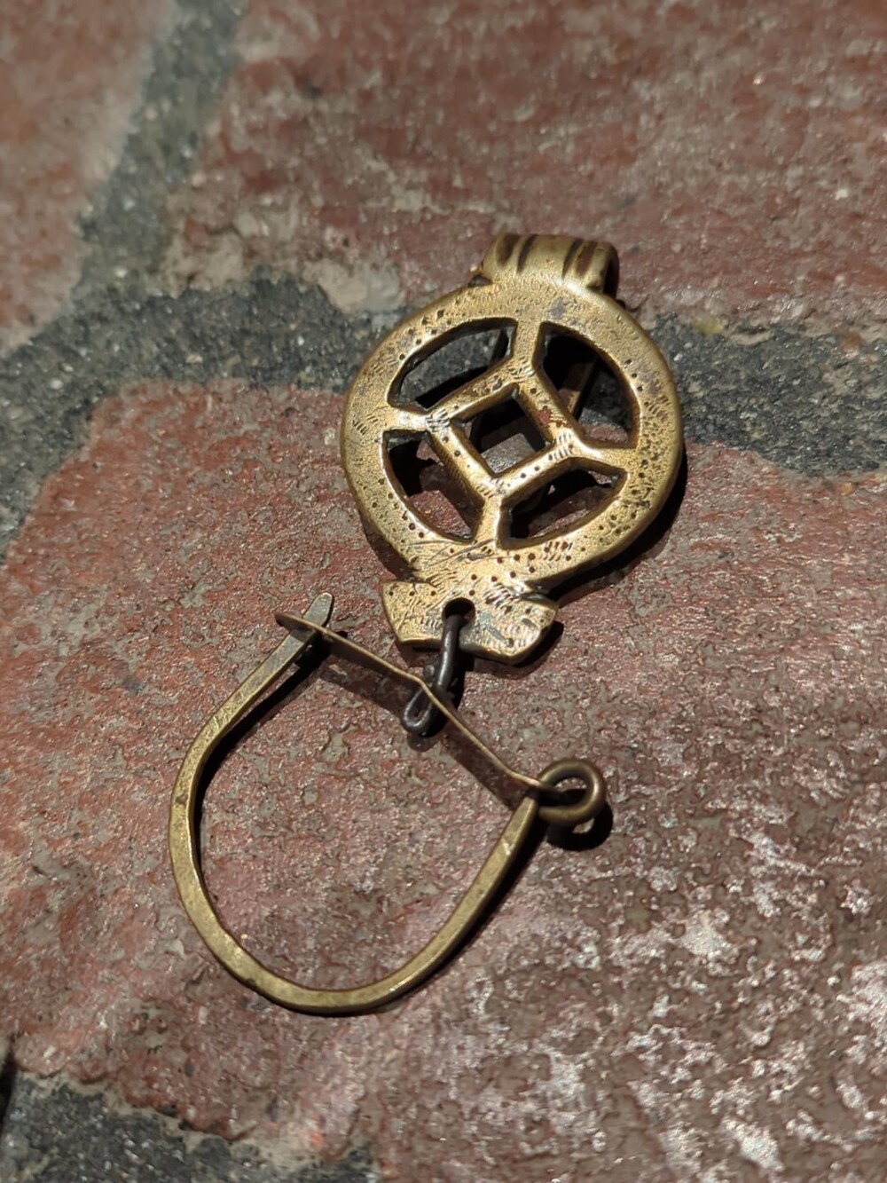 4. Небольшой металлический предмет с крючком, состоит из двух частей, соединённых проволокой