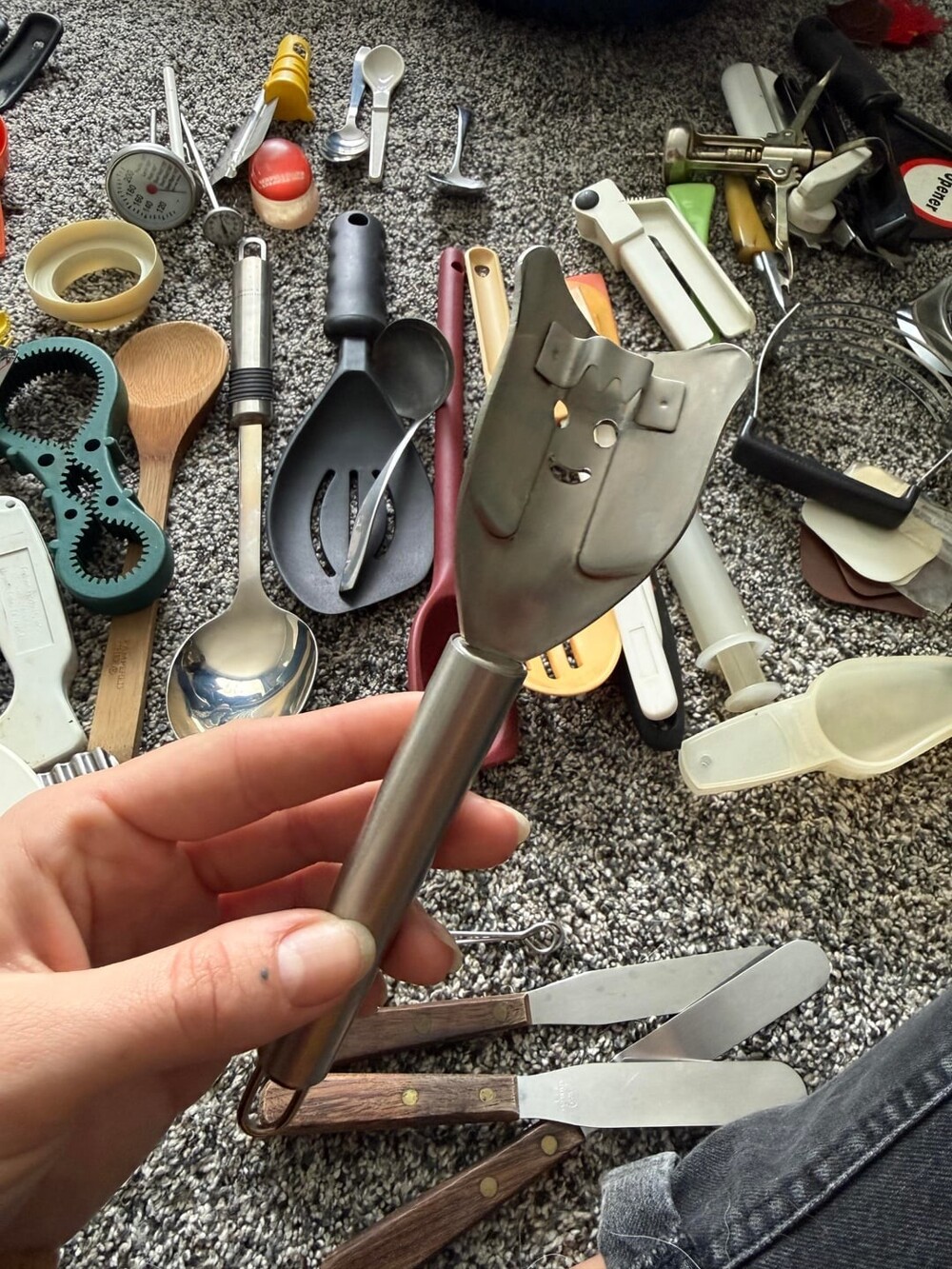 6. Кухонный инструмент с петлёй и лопаткой с отверстиями, обнаружен в ящике с посудой в доме бабушки и дедушки