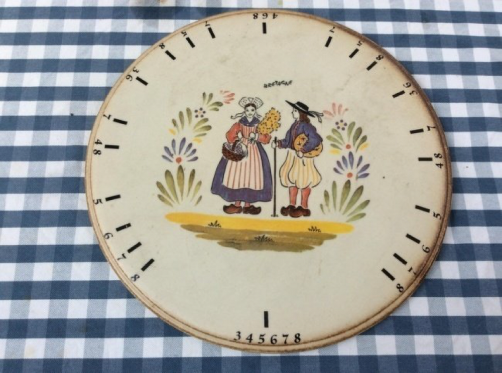 3. Поднос с рисунком и разными делениями по краям