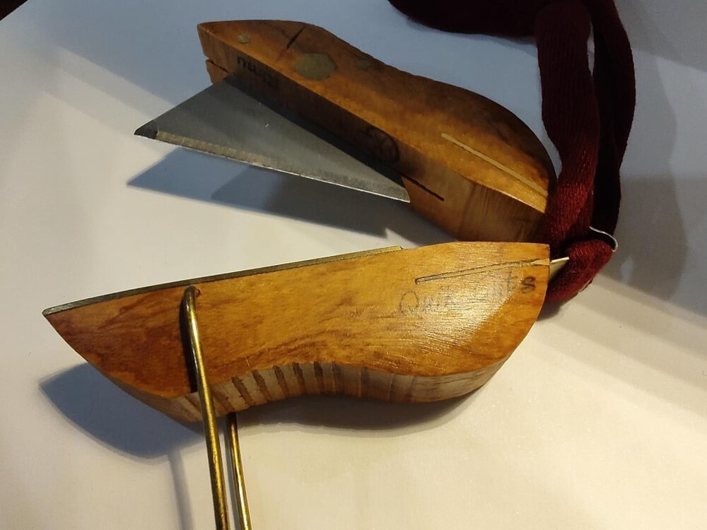 5. Лезвие на смыкающейся деревянной ручке со шнурком