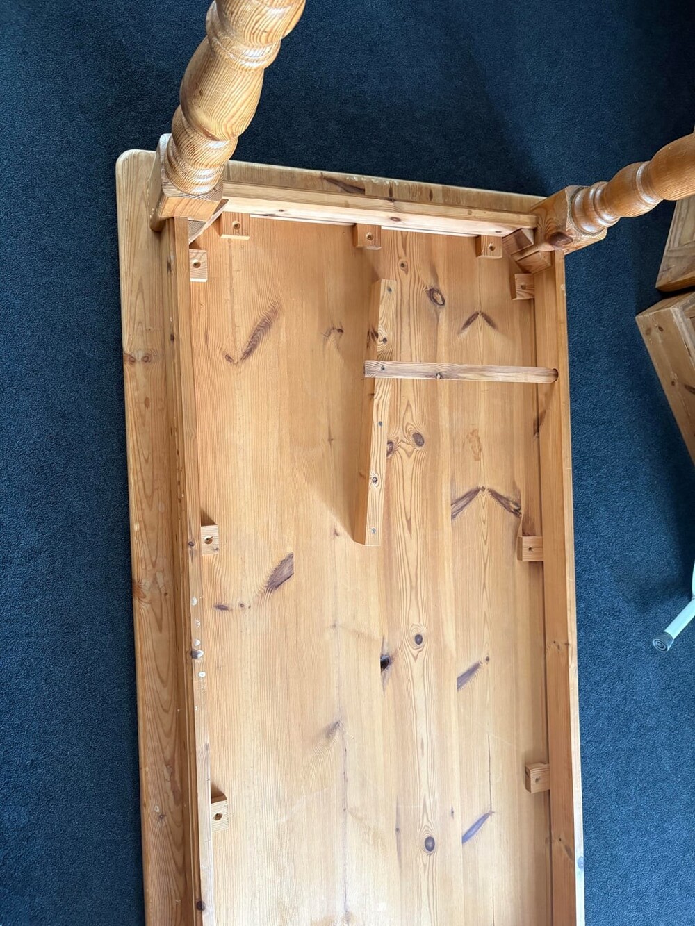 9. Зачем нужен кусок дерева, прибитый гвоздями к нижней части столешницы старого соснового стола?