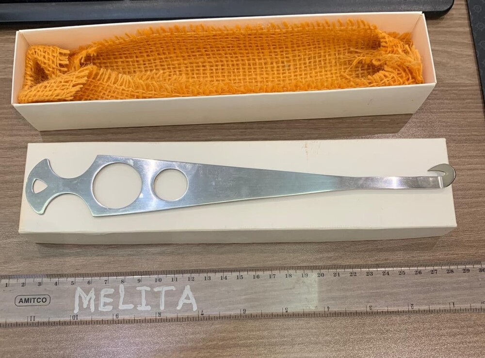 2. Стальной инструмент с крючком на конце, преподнесён в качестве подарка