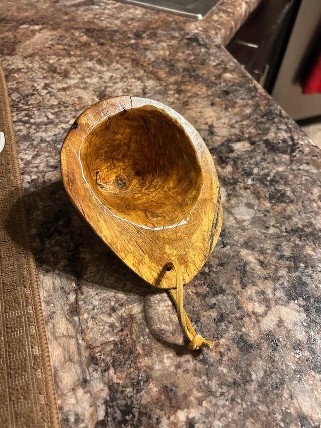 1. Странная деревянная миска с петлёй, получена в подарок