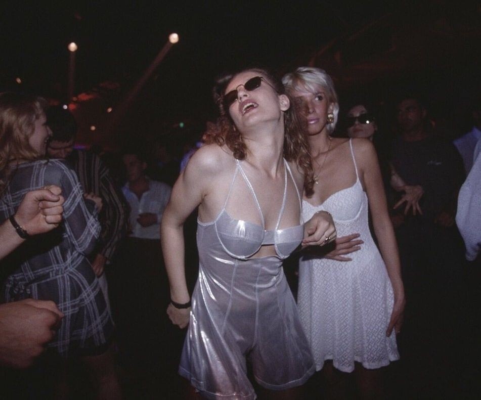 Девушки на дискотеке в ночном клубе «Титаник», Москва, 1995 год.