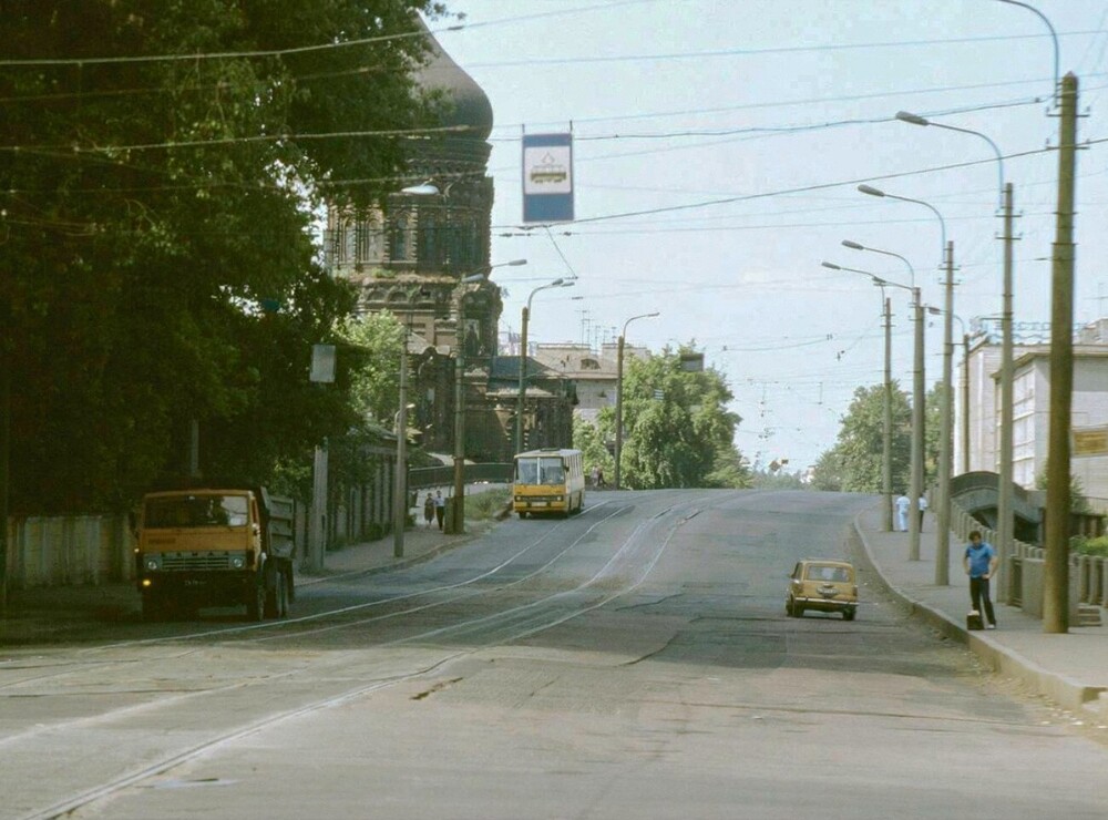 Набережная Обводного канала и Гутуевский мост. Дорожное покрытие оставляет желать лучшего.