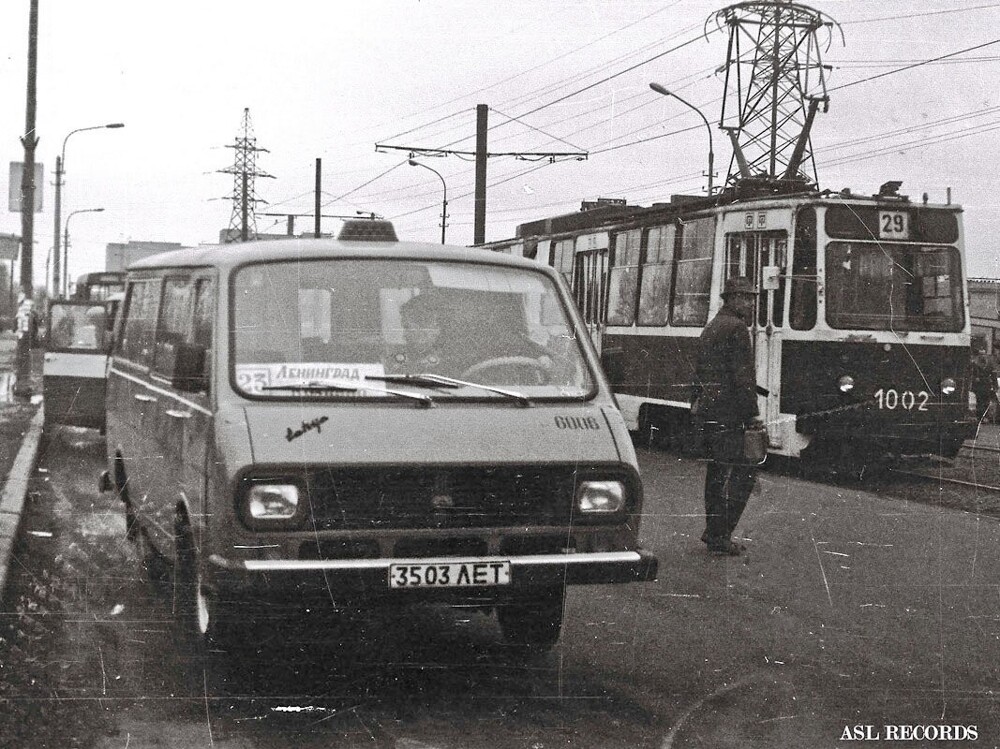 Маршрутное такси РАФ-2203 23 маршрута на станции метро "Звёздная". 