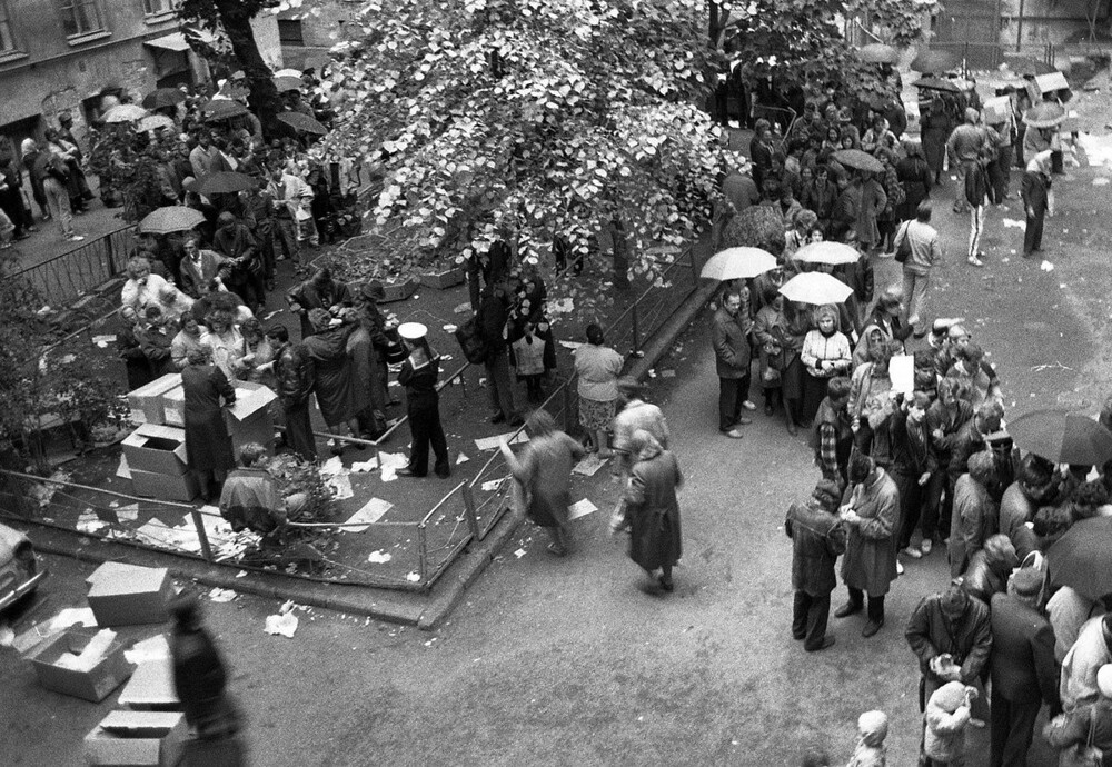 Раздача гуманитарной помощи во дворе на Итальянской улице.