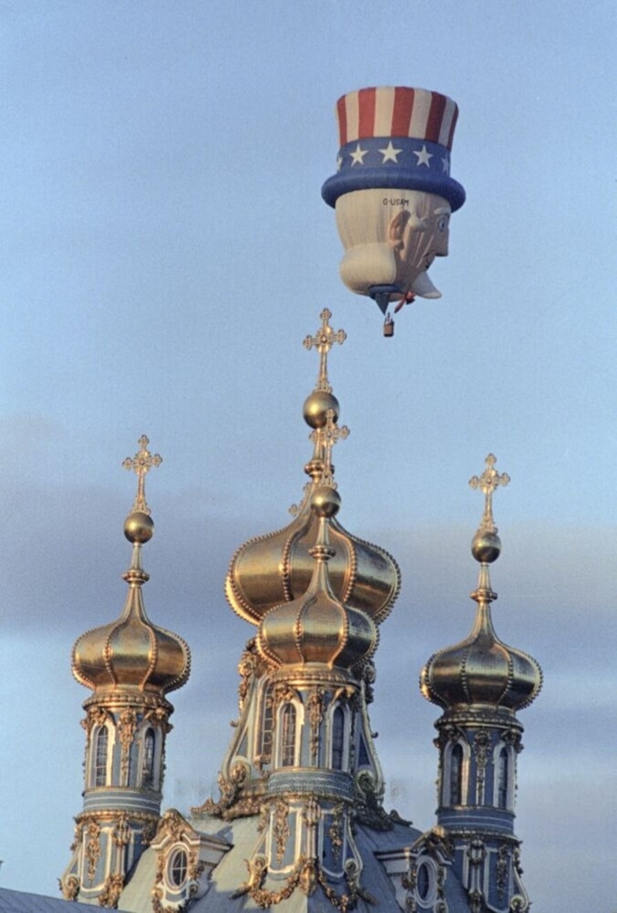 Международный фестиваль воздушных шаров «Фиеста» и американская голова над Екатерининским парком в Пушкине.