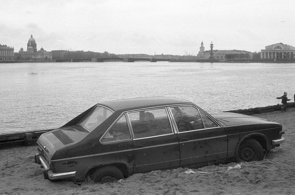 На пляже у Петропавловской крепости кто-то умудрился засадить Татру - 613.