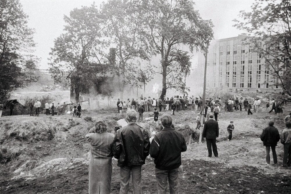 В Малой Яблоновке на берегу реки Оккервиль горит деревянный дом.
