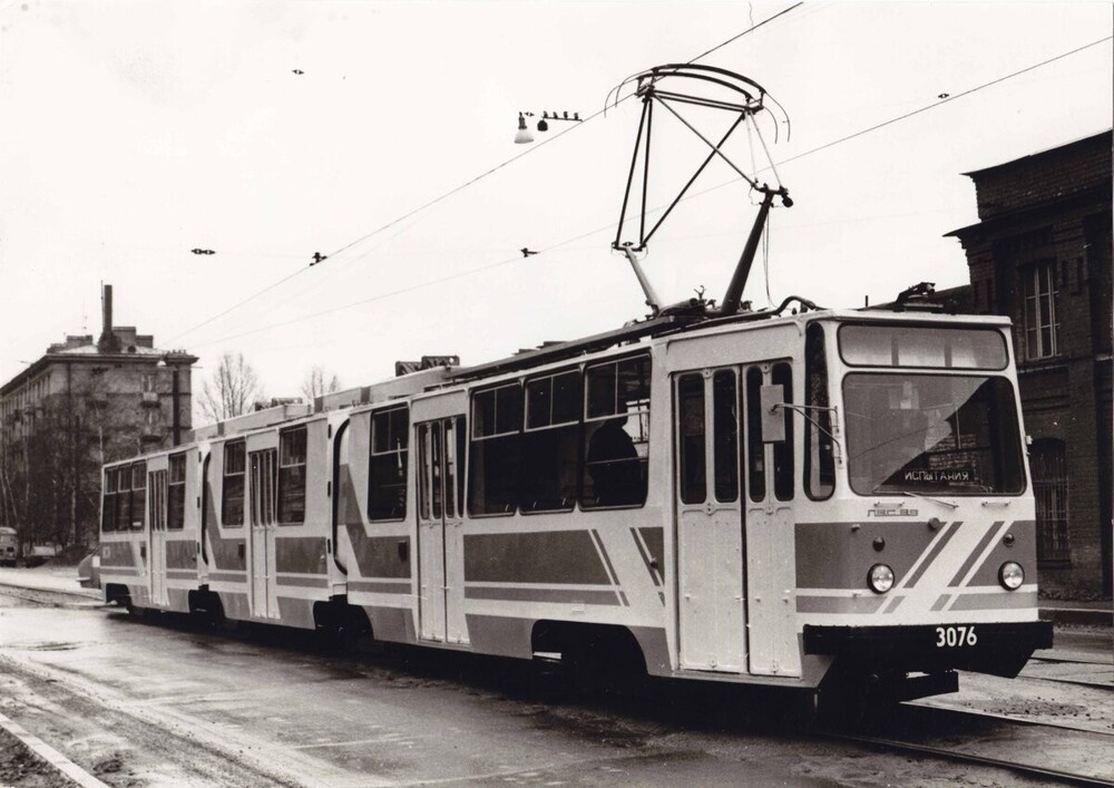 Уникальный трехсекционный трамвайный вагон ЛВС-89 проходит испытания на Литовской улице. 