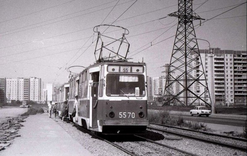 Снимок трамвая 55 маршрута на углу проспекта Испытателей и улицы Маршала Новикова.