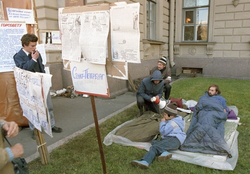 Участники голодовки требуют возвращения городу Ленинграду исторического названия около Мариинского дворца.