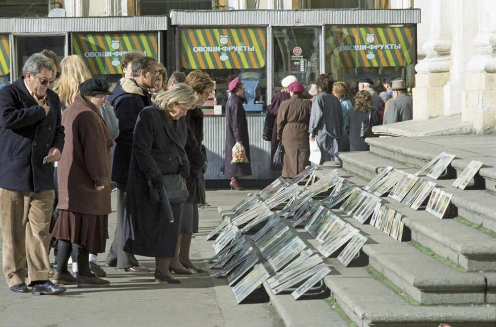 Продажа картин уличных художников на Невском проспекте.