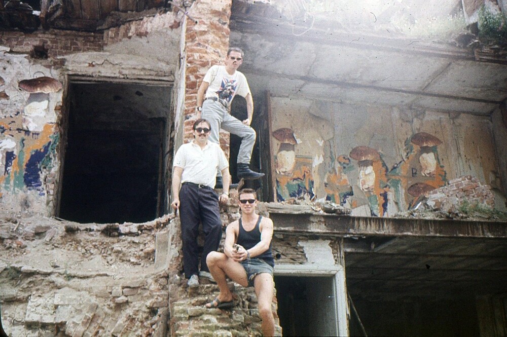 Во дворе дома № 4 по улице Фурманова (ныне - Гагаринская улица).