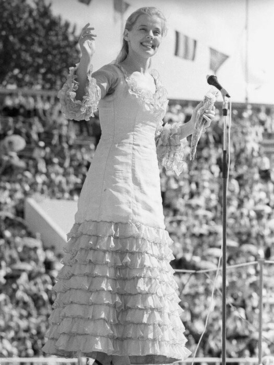 Людмила Сенчина выступает на фестивале искусств «Белые ночи» в Ленинграде, 1970-е.