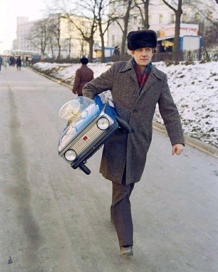 Где-то прям в городе, очень недорого (хотя кто знает...) папа купил автомобиль!