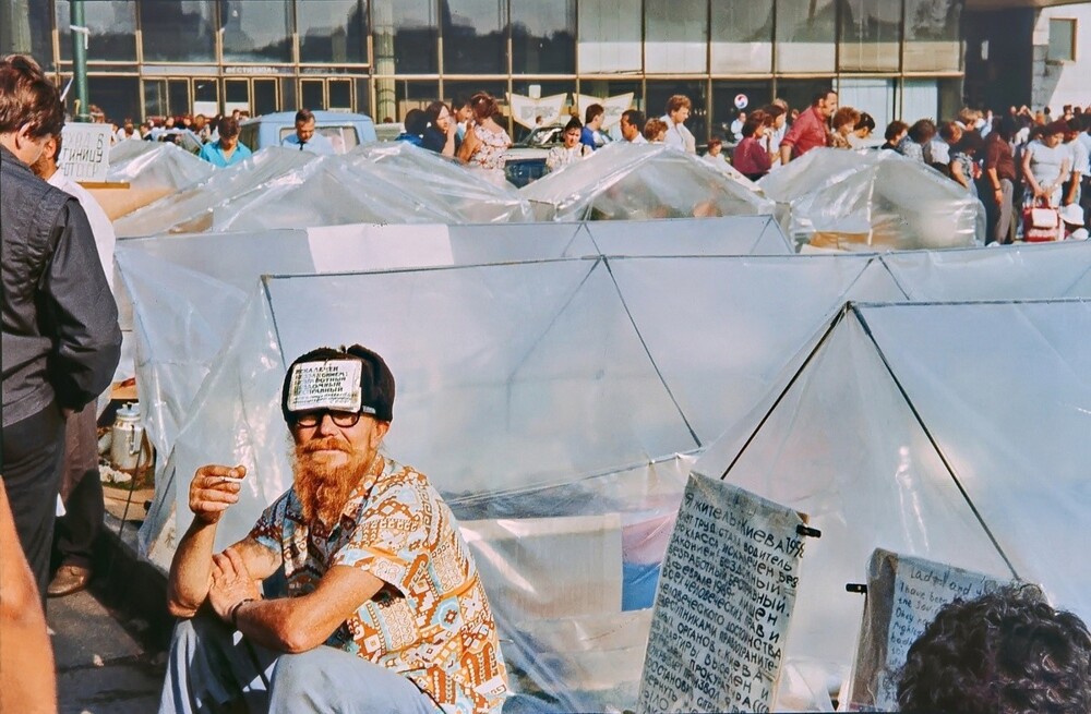 Палаточный городок у гостиничного комплекса "Россия", что на Москворецкой набережной.