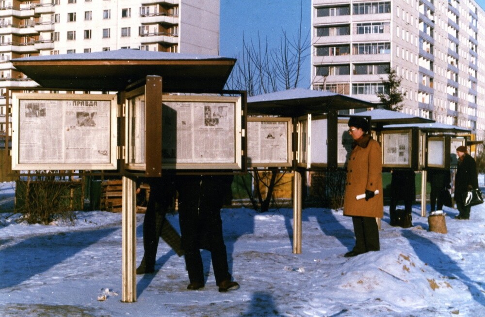 Газетные стенды около метро "Бабушкинская".