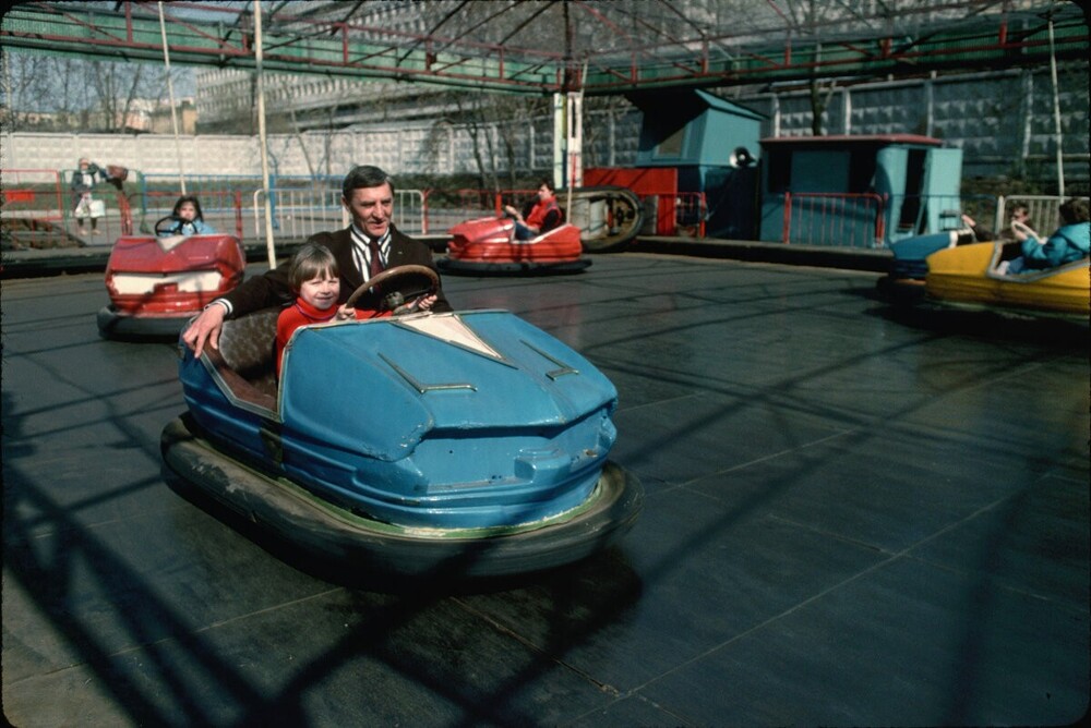 На аттракционах в ЦПКиО имени Горького.