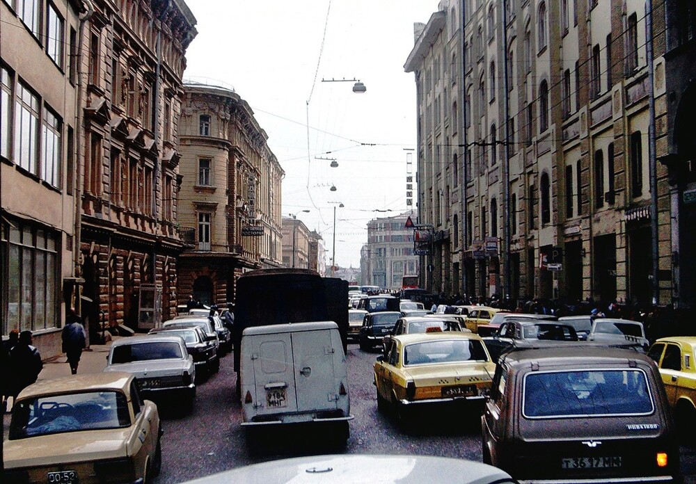 А так в 1990 году выглядела улица Петровка.