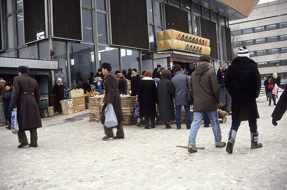 Рынки пользовались популярностью - там периодически можно было что-то добыть без очередей (если были деньги). На фото - Рижский рынок.