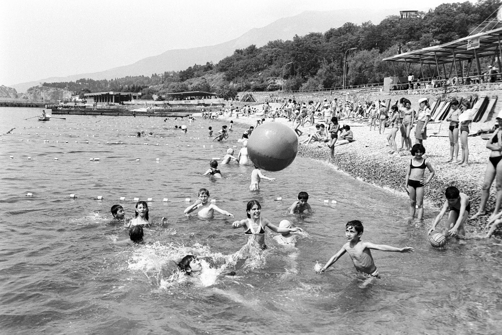 А это уже летние развлечения артековцев в Гурзуфе.