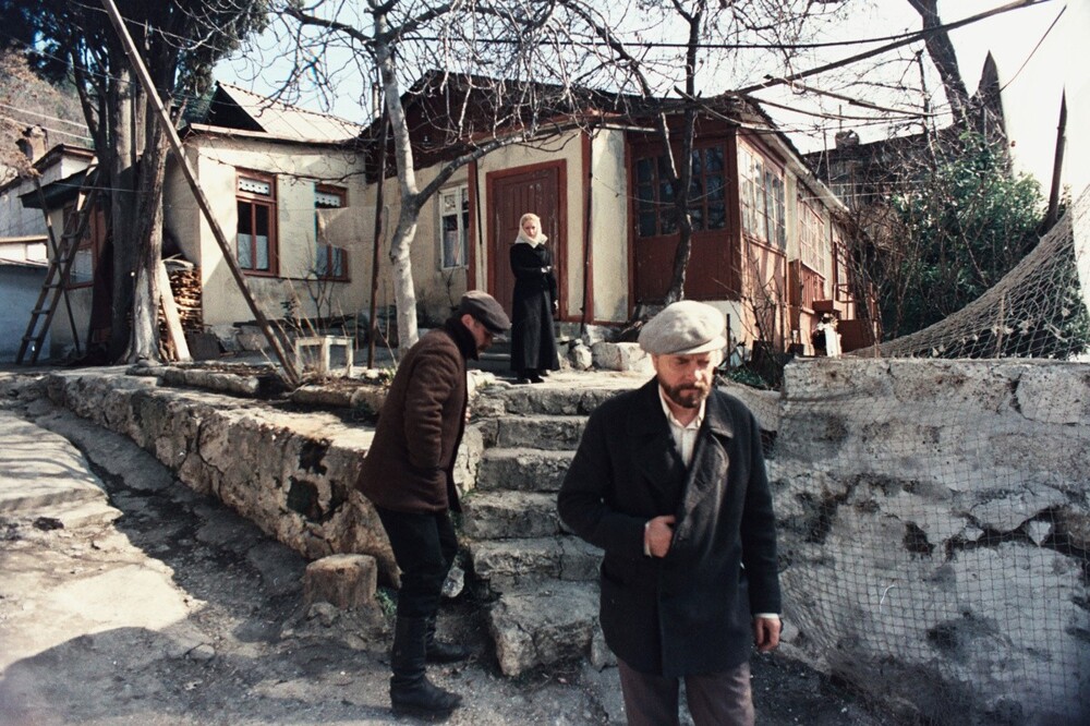 Двор домов 14 - 16 по Средне-Слободской улице в Ялте. Съёмки художественного фильма «Берега в тумане»