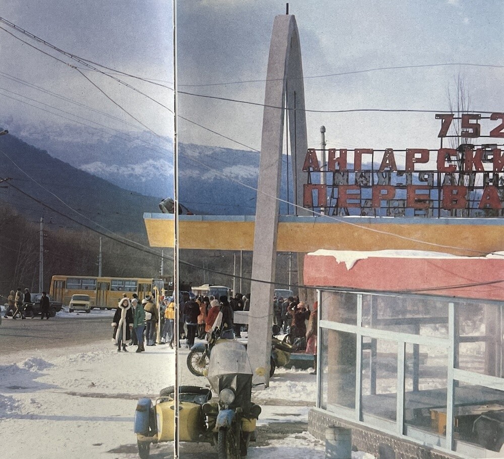 Зимние развлечения крымчан. Люди с лыжами и санками на главном зимнем курорте всея Крыма - Ангарском перевале.