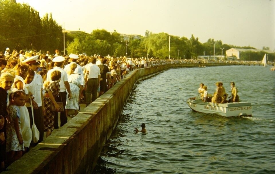 На набережной в Керчи очень людно. Причина - празднование дня рыбака.