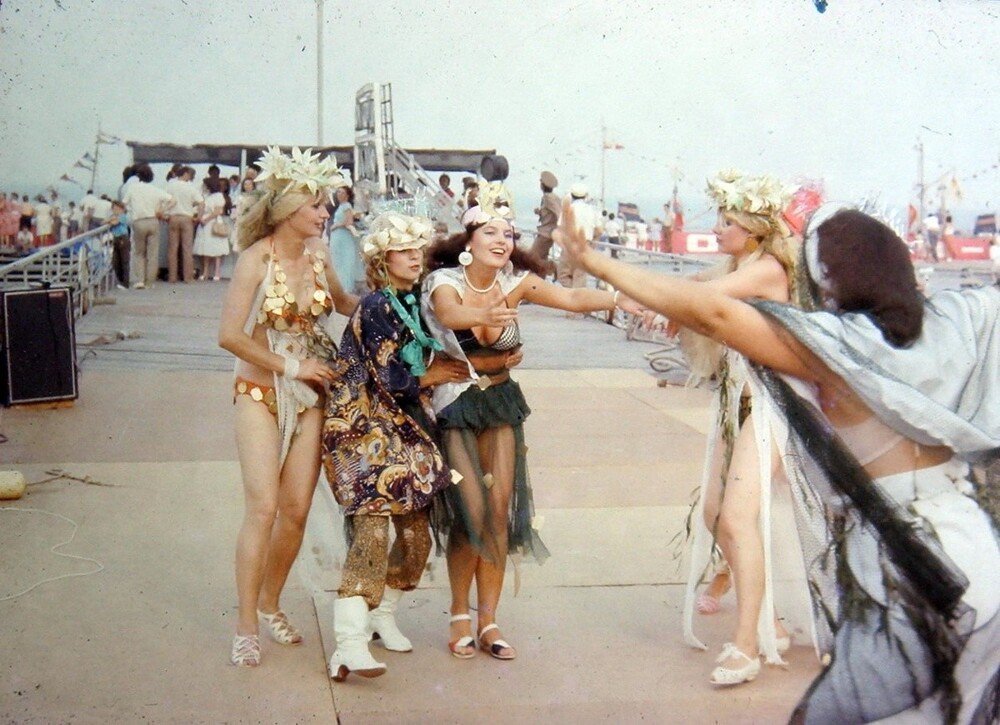 Яркие дамы на праздновании Дня Нептуна, на водной станции в Керчи.