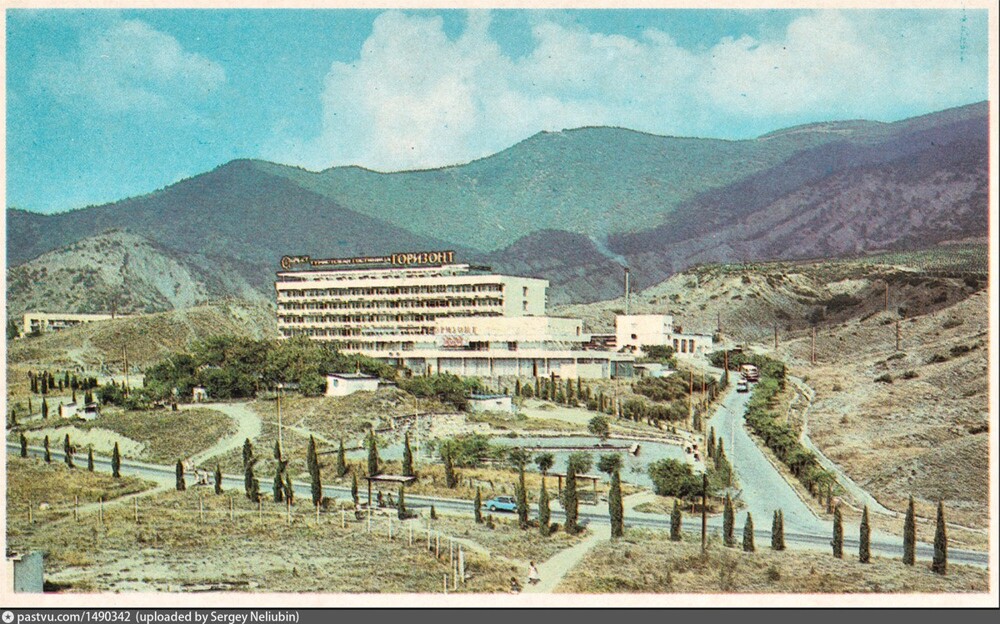 Город Судак. На фото - вид на гостиницу "Горизонт" и гору Перчем.