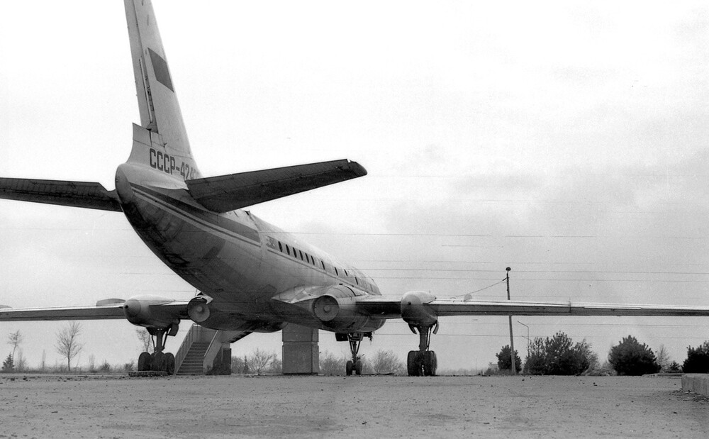 Самолет ТУ-104Б № 42473 в парке Победы Севастополя. 
