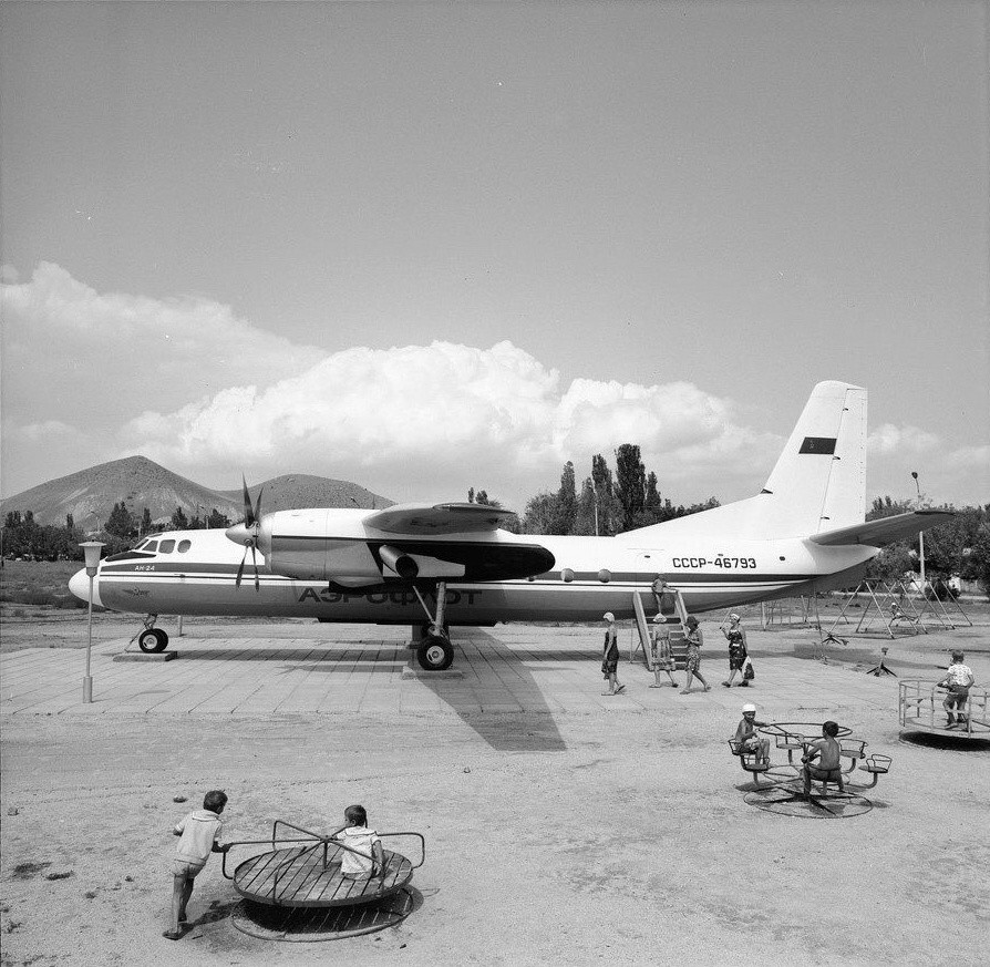 Детский кинотеатр "Антоша" в самолёте Ан-24. Место действия - посёлок Планерское (современный Коктебель).