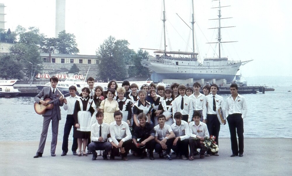 Выпускники 24-й школы города Севастополь в Артиллерийской бухте.