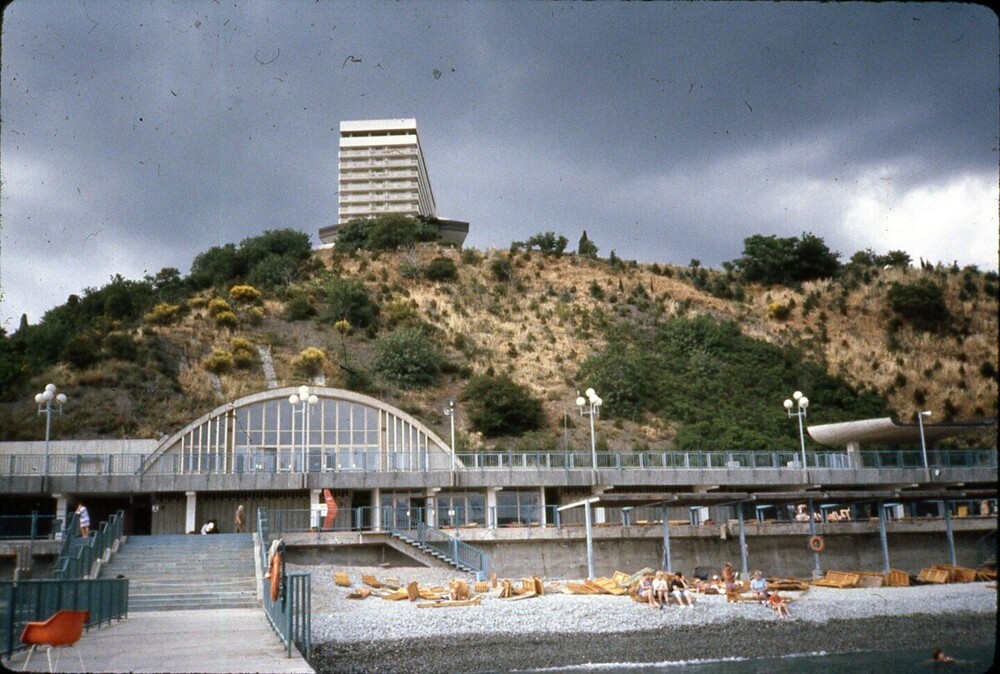 Полупустой пляж гостиницы "Ялта-Интурист" в межсезонье.