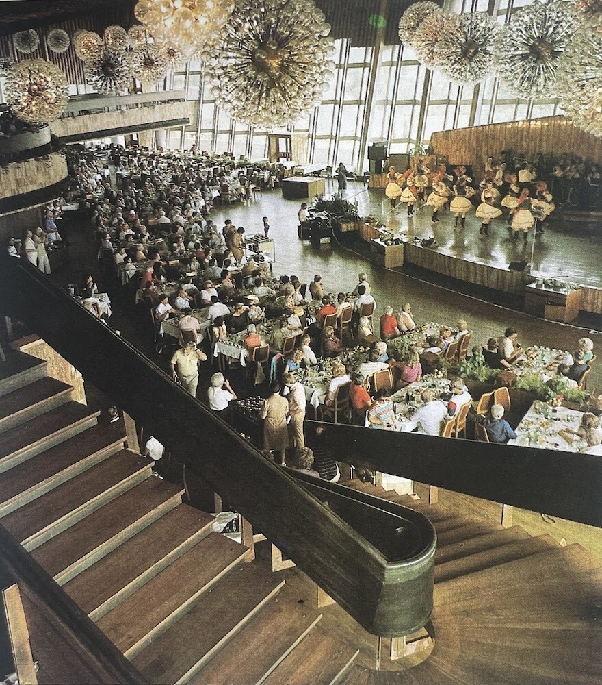 А это - зал ресторана "Хрустальный" в отеле "Ялта-Интурист".