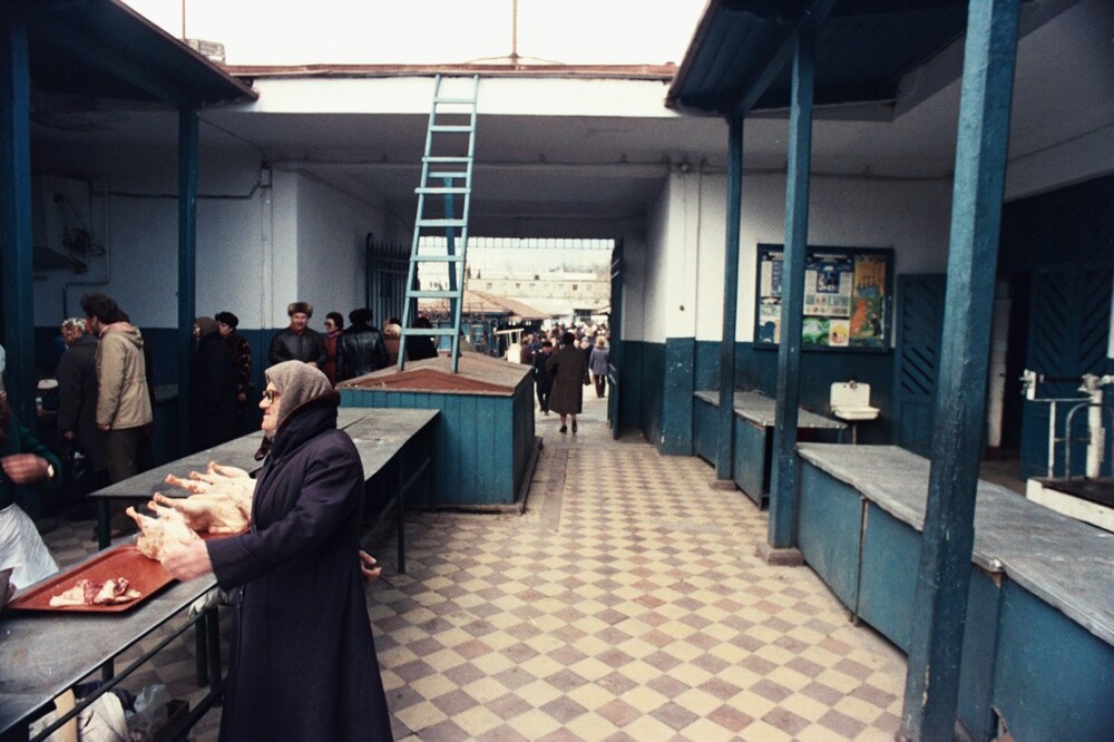 На ялтинском рынке как-то немноголюдно. Да и ассортимент бедноват. Сейчас на этом месте находится рынок "Пассаж".