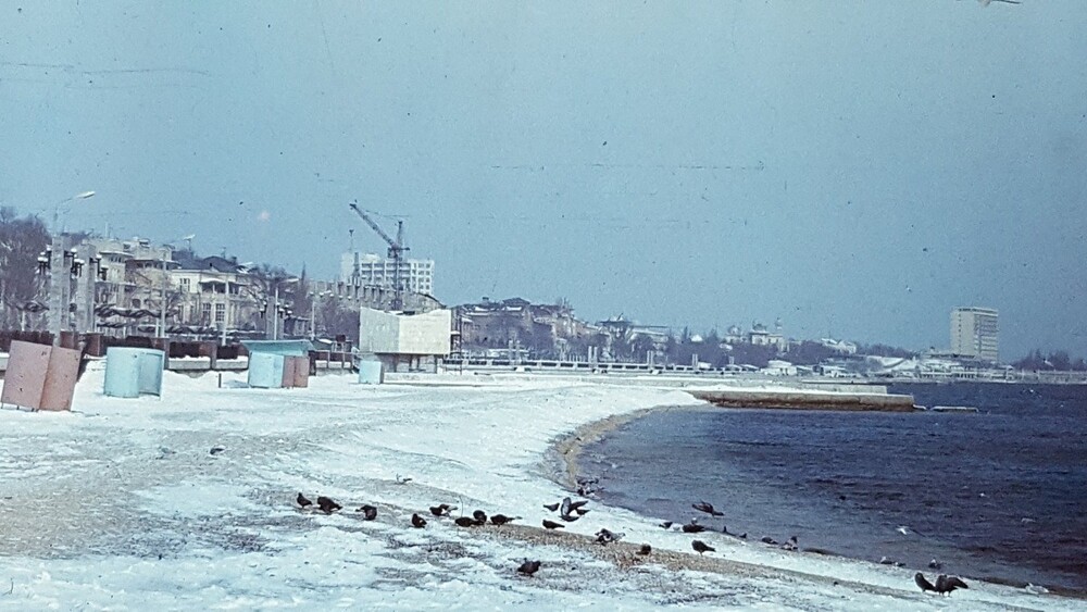 Ещё один нечастый гость - это зима. На фото - набережная города Феодосия.