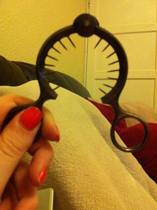 3. Нашла это в вещах дедушки. Металлическая штука, пара сантиметров в диаметре, с колючками