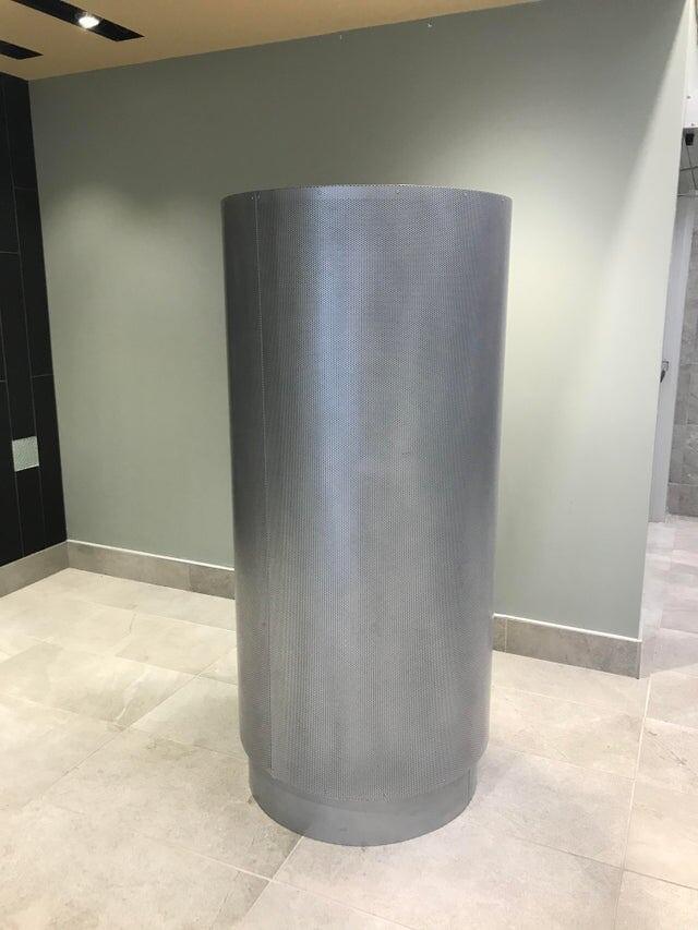 13. Увидела это у себя в университете. Выглядит так, будто сделано из металла и цилиндрической формы. В нём много маленьких отверстий по бокам