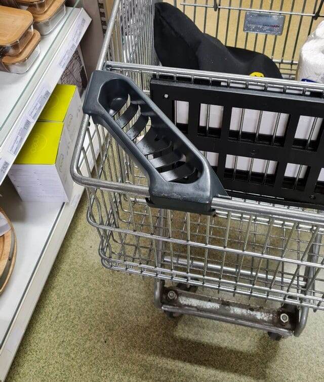 1. Что это за маленькая пластиковая штука в углу тележки?