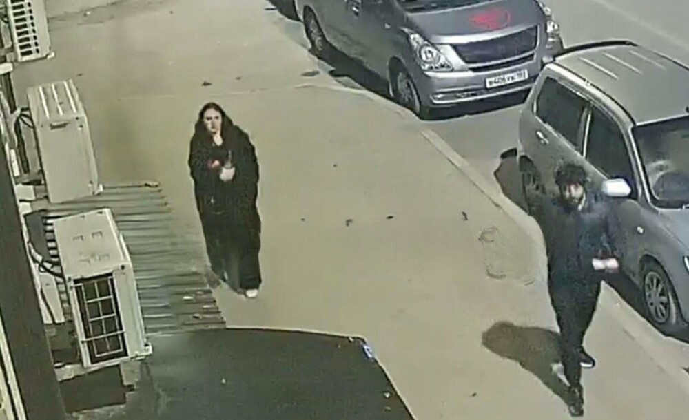 Женщина сорвала российские флаги в Краснодаре и выбросила их в урну